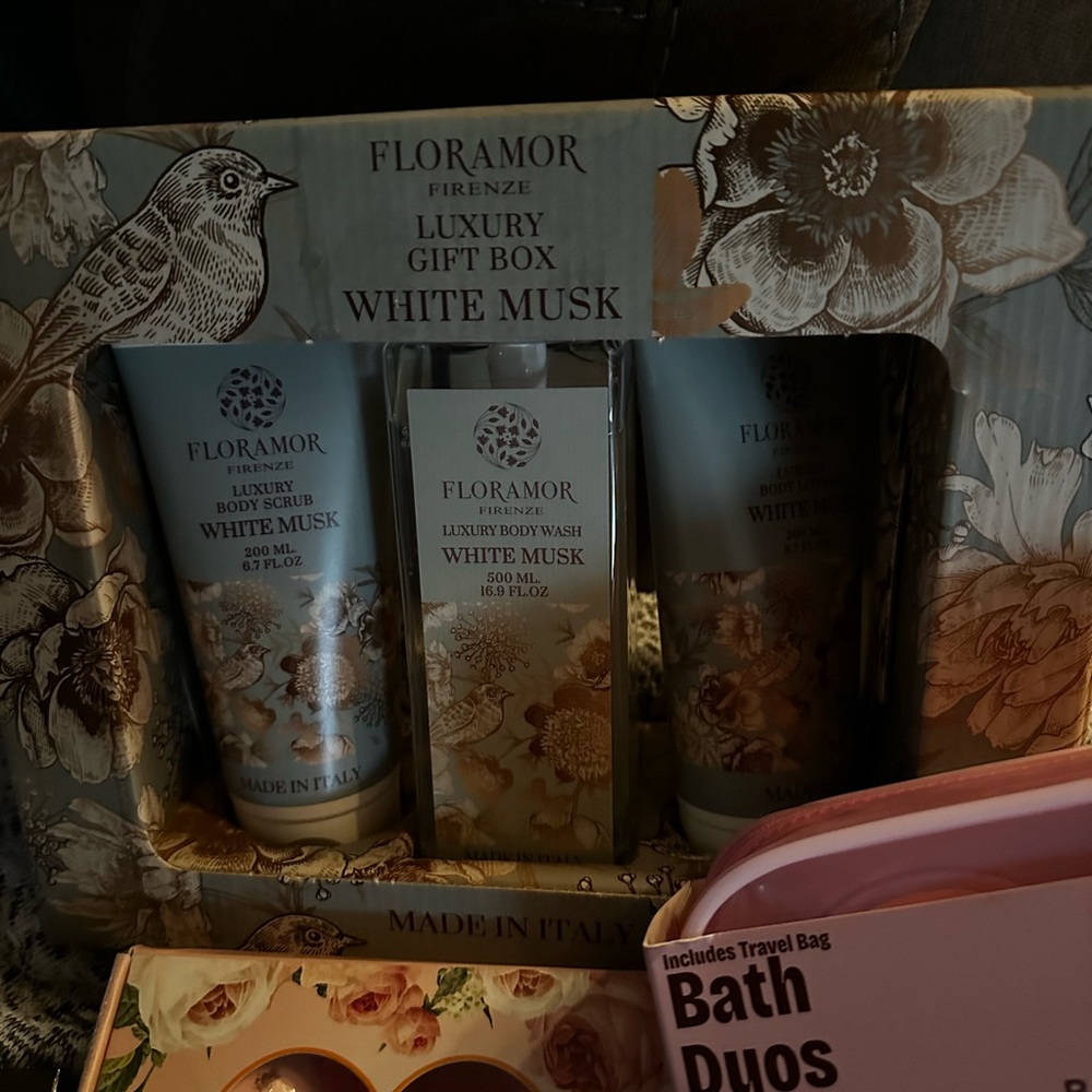White Musk Gift Box Set and beauty bundle - Picture 2 of 9